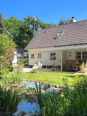 Ein märchenhaftes Haus im Wald